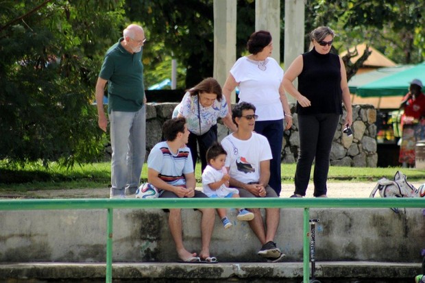 Eduardo Moscovis e Cynthia Howlett com filhos na Lagoa (Foto: JC Pereira/AgNews)