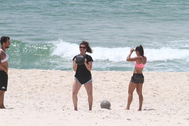 Giovanna Antonelli faz exercícios na praia (Foto: Wallace Barbosa/AgNews)