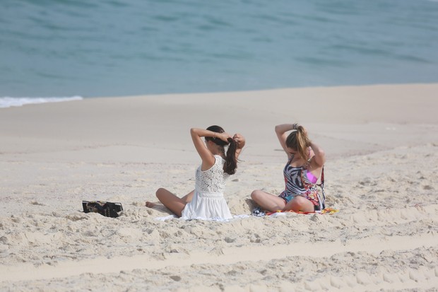 Isis Valverde com amiga na praia (Foto: Dilson Silva / Agnews)