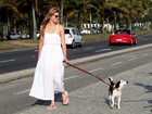 Ellen Jabour passeia com seu cachorro no calçadão