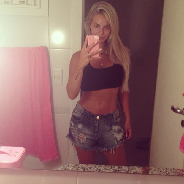 Veridiana Freitas posa para selfie em banheiro (Foto: Instagram/ Reprodução)