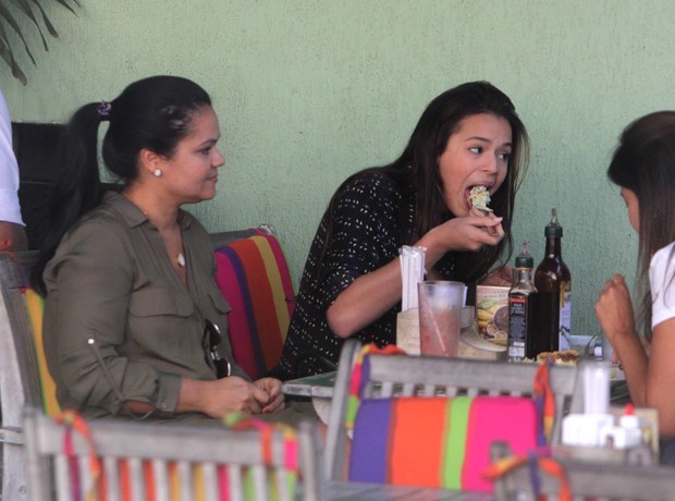 Bruna Marquezine almoça em restaurante da Barra (Foto: Delson Silva / AgNews)