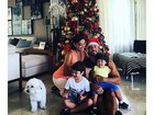 Juliana Paes posa com o marido e filhos ao lado de árvore de Natal