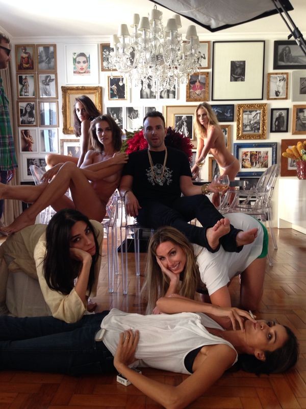 Matheus Mazzafera posa com modelos em sua casa, em São Paulo, para a Vogue (Foto: Arquivo pessoal)