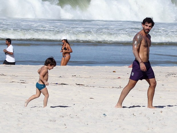 Juliano Cazarré na praia (Foto: Delson Silva/AgNews)