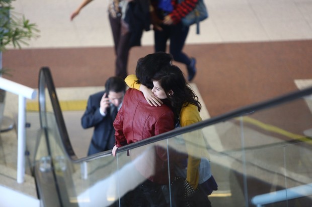 Fiuk e Sophia Abrahão no aeroporto (Foto: Marcello Sá Barreto / AgNews)