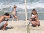Deborah Secco e Hugo Moura curtem praia com a filha, Maria Flor, no Rio