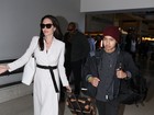Angelina Jolie desembarca com os filhos em aeroporto de Los Angeles