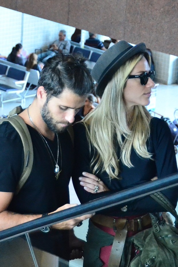 Bruno Gagliasso e Giovanna Ewbank no aeroporto Santos Dumont (Foto: William Oda / AgNews)