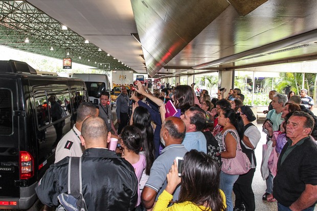Fãs no aeroporto esperam desembarque de integrantes de &quot;Violetta&quot; (Foto: Manuela Scarpa / Foto Rio News)