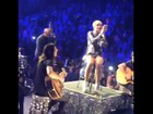 Em vez de apartar, Miley Cyrus filma briga de fãs na plateia