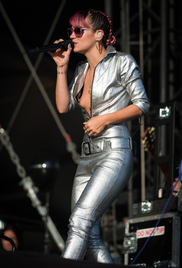 Lily Allen durante show em festival na Inglaterra (Foto: Getty Images)