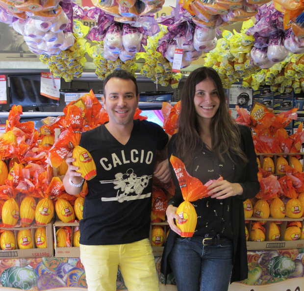Matheus Mazzafera e Carol Francischini compram ovos de páscoa (Foto: Divulgação)