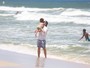 Igor Rickli se diverte com o filho em dia de praia no Rio