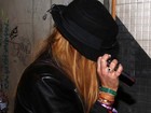 Cadê?! Lindsay Lohan esconde o rosto em boate de São Paulo