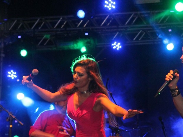 Vina Calmon em show em Salvador, na Bahia (Foto: Mateus Ross e Sércio Freitas/ Divulgação)