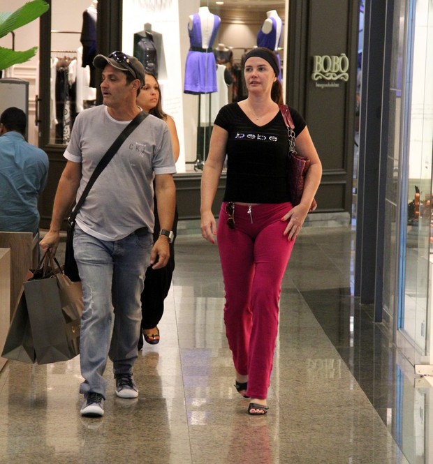 Luma de Oliveira passeia em shopping do Rio (Foto: Marcus Pavão / AgNews)