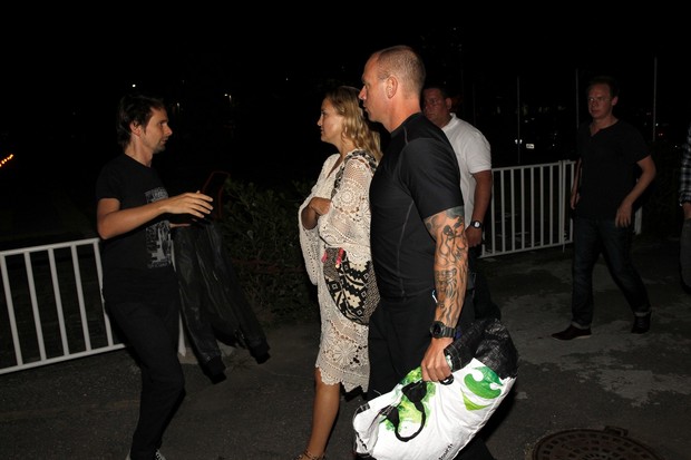 Kate Hudson com o marido saindo para o Rock in Rio (Foto: Wallace Barbosa/AgNews)
