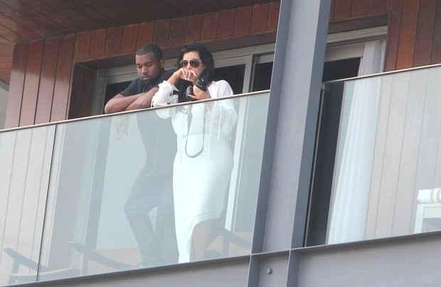 Kim Kardashian e Kanye West na sacada do hotel (Foto: Delson Silva / AgNews)