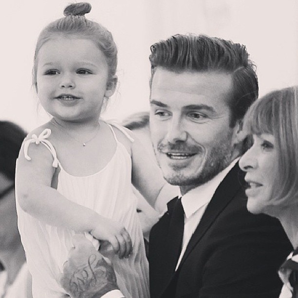 Harper no colo de David Beckham (Foto: Instagram / Reprodução)