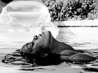 Rihanna sensualiza na piscina