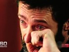 Hugh Jackman chora ao lembrar abandono da mãe em programa 