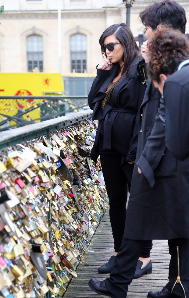 Kim Kardashian com a mãe, Kris Jenner, em Paris, na França (Foto: Grosby Group/ Agência)