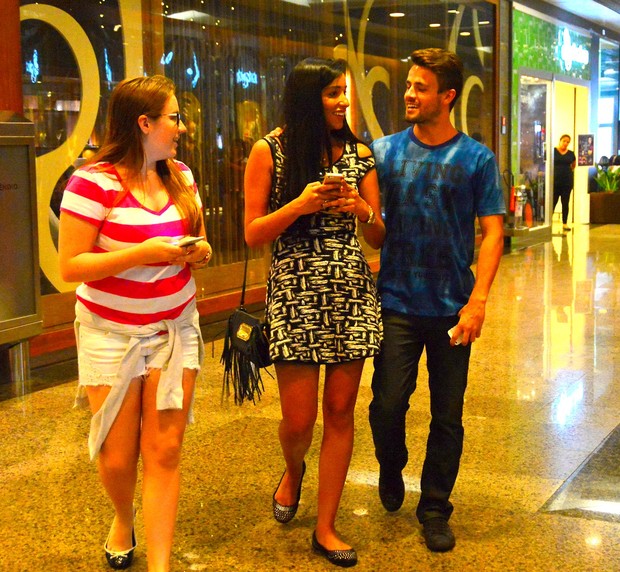 Talita e Rafael com a irmã dele, Juliana, em shopping no Rio (Foto: William Oda/Agnews)