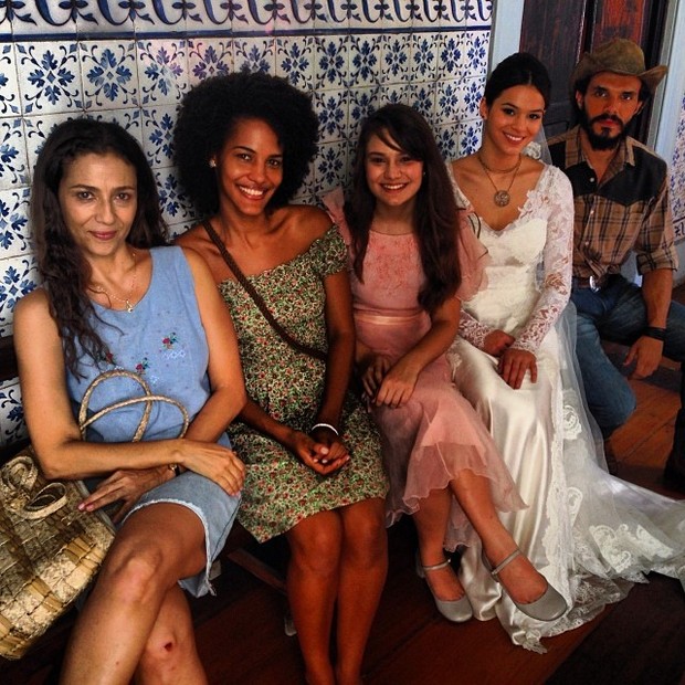 Bruna Marquezine aparece vestida de noiva em gravação (Foto: Instagram)