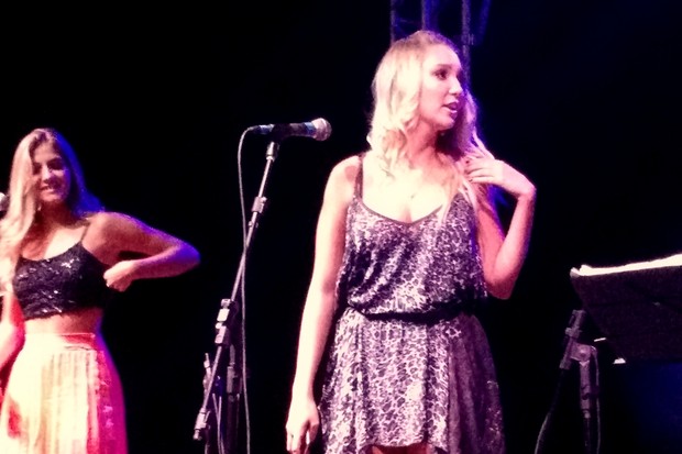 Dixie Pratt canta com a irmã na festa do namorado, Romário, no Rio (Foto: Léo Martinez/ EGO)