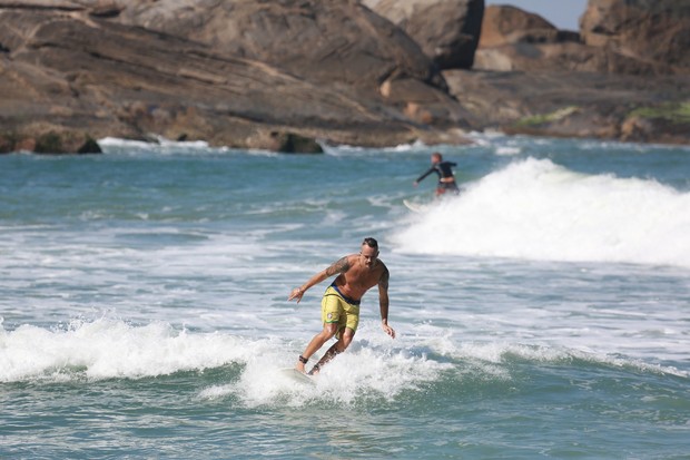  Paulinho Vilhena surfa na prainha (Foto: Dilson Silva / AgNews)