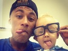 Neymar faz graça com o filho em foto