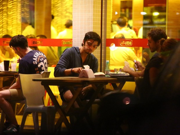 Rodrigo Simas com amigo em restaurante na Barra da Tijuca, Zona Oeste do Rio (Foto: Marcello Sá Barreto/ Ag. News)