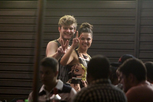 Isis Valverde com o namorado, Tom Rezende, em bar na Zona Oeste do Rio (Foto: Delson Silva/ Ag. News)