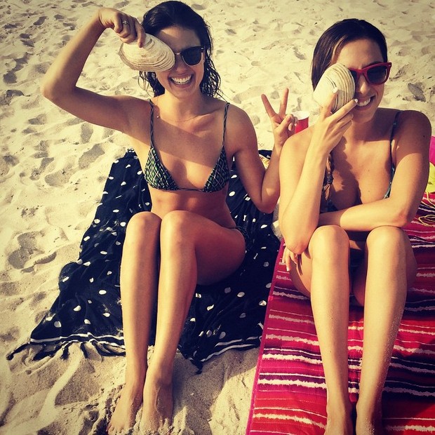 Isis Valverde aproveita praia com amiga (Foto: Instagram)