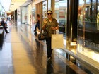 Sem tradicional roupa preta, Ana Carolina passeia em shopping