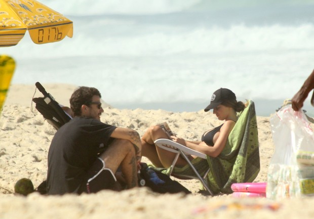  Erika Mader com o marido e a filha na praia do Leblon (Foto: J.Humberto \ AgNews)