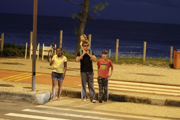 Fábio Assunção com os filhos (Foto: Delson Silva / AgNews)