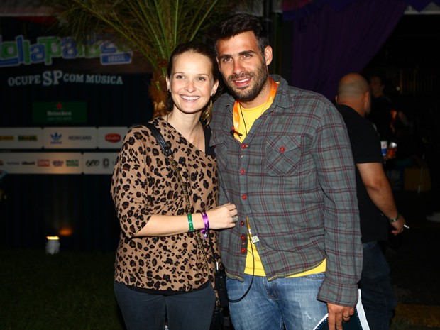 Fernanda Rodrigues e o marido, Raoni Carneiro, no Lollapalooza (Foto: Iwi Onodera/EGO)