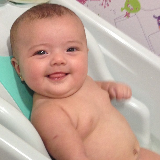 Ex-BBB Karla posta foto da filha, Carolina, tomando banho (Foto: Instagram)