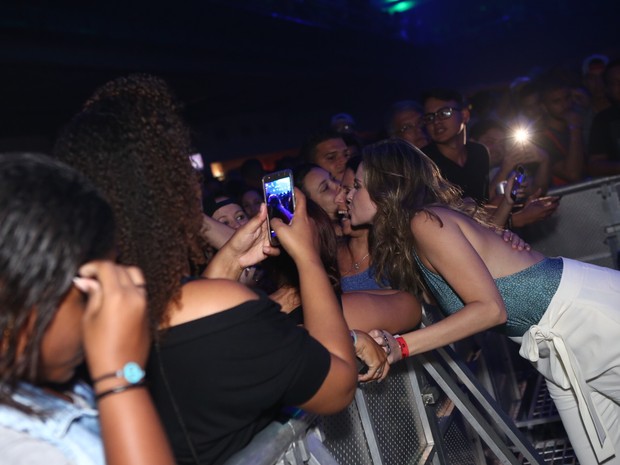 Ex-BBB Ana Paula com fãs em show na Zona Oeste do Rio (Foto: Raphael Mesquita/ Divulgação)