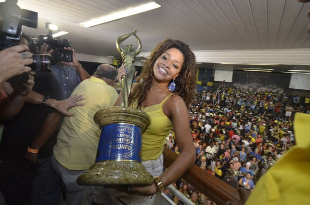 Juliana Alves na quadra da Unidos da Tijuca (Foto: Leo Marinho e Anderson Borde / AgNews)