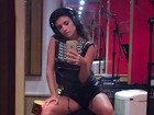 Paula Fernandes faz pose com as pernas de fora em estúdio: 'No carão'
