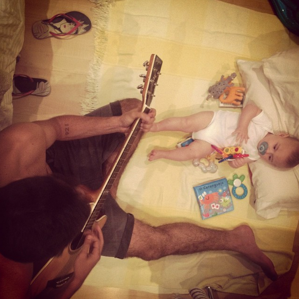 Felipe Simas com o filho (Foto: Reprodução/Instagram)
