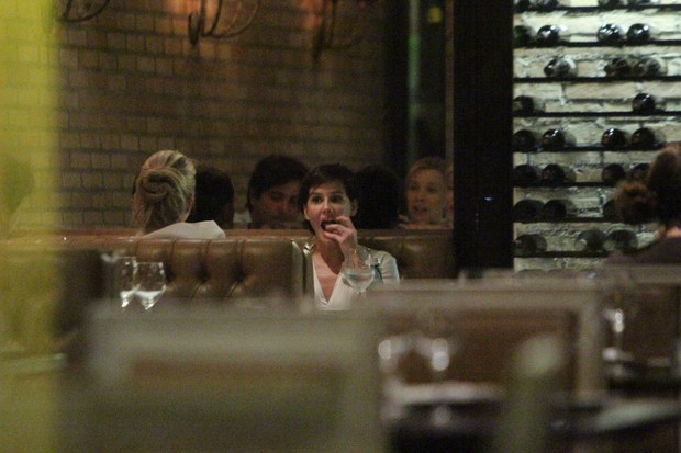 Deborah Secco e Roger Flores em restaurante na Zona Oeste do Rio (Foto: Delson Silva/ Ag. News)