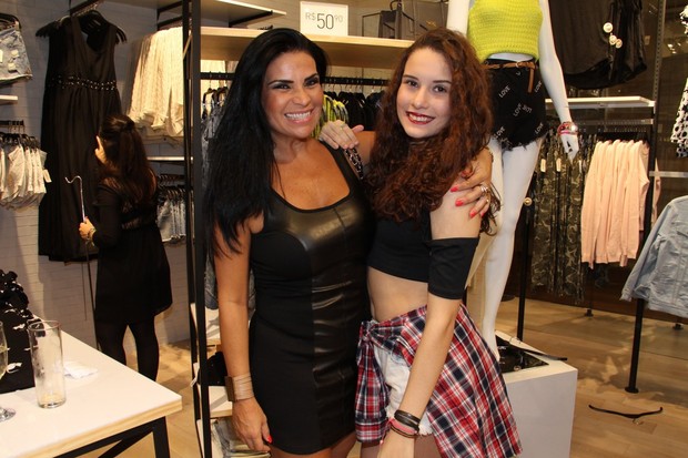 Solange Gomes com a filha em inauguração de loja no Rio (Foto: Foto Rio News)