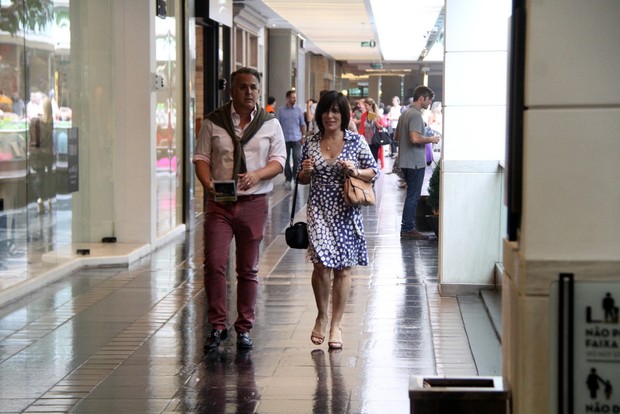 Gloria Pires com o marido  (Foto: DANIEL DELMIRO / AgNews)