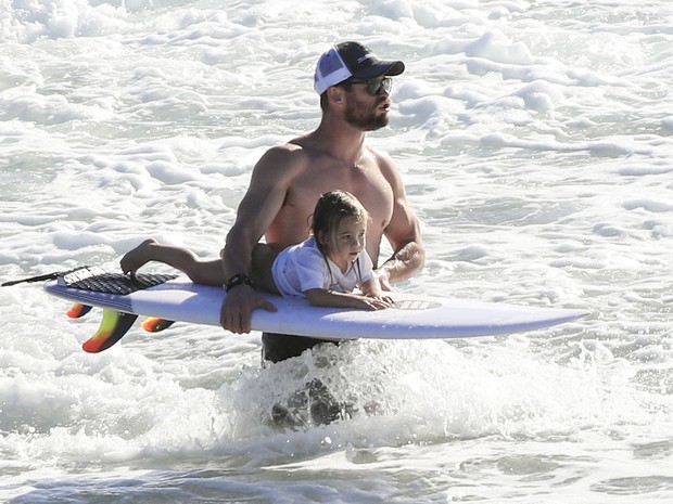 Chris Hemsworth exibe corpo musculoso em dia de praia na Austrália