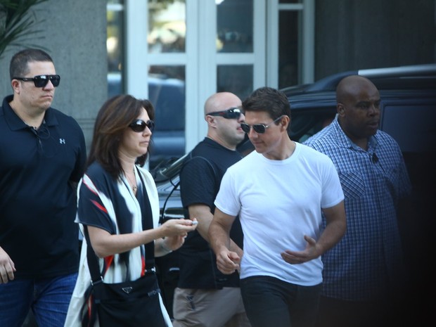 Tom Cruise deixa hotel em Copacabana, RJ (Foto: Marcello Sá Barretto / Agnews)