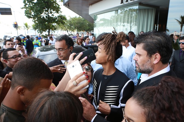 Jaden Smith tira foto com fãs (Foto: Dilson Silva/ AgNews)
